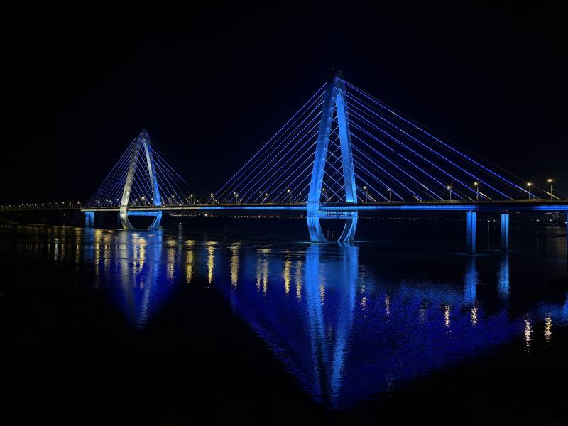 夜色中的蓝色桥梁倒影、福州淮安大桥图片