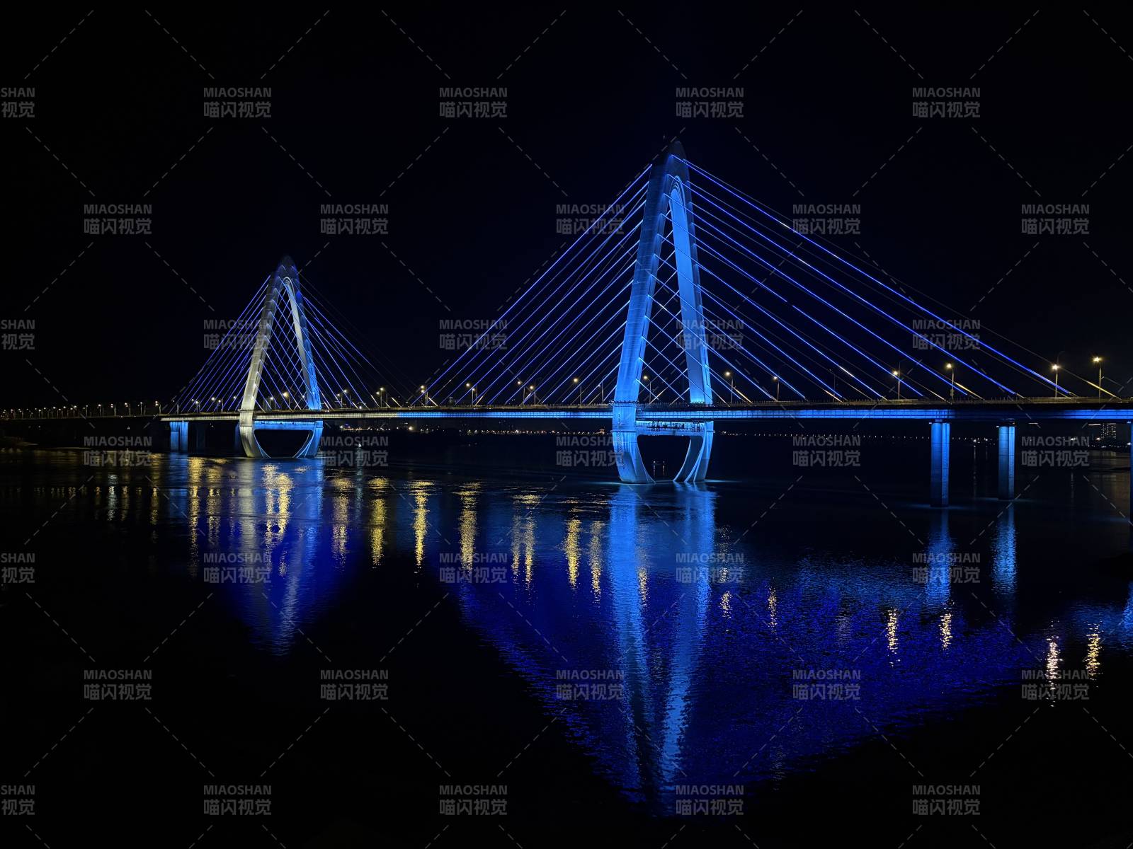 夜色中的蓝色桥梁倒影、福州淮安大桥图片