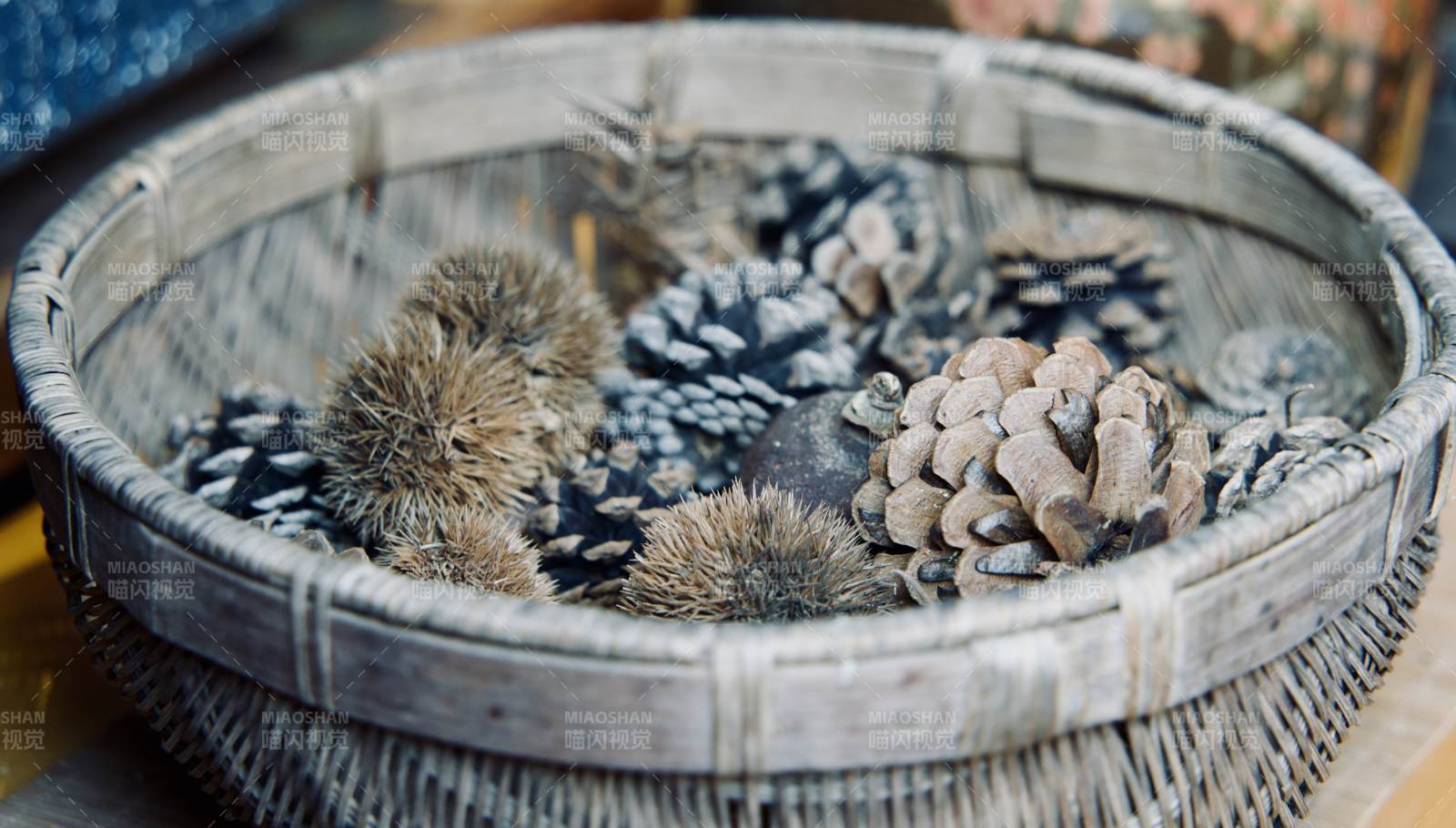 松果与栗子的自然篮子图片
