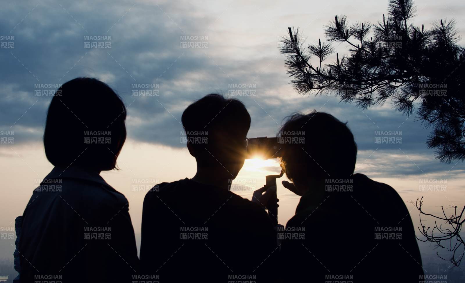 三人剪影共赏夕阳美景图片