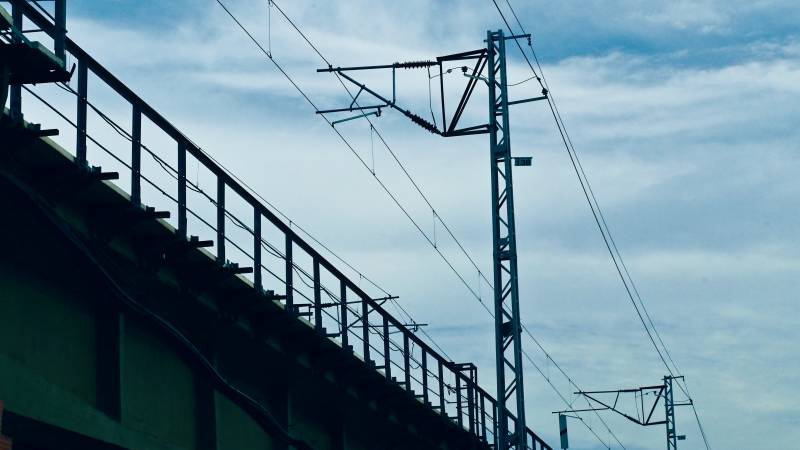 铁路桥与电线塔剪影图片