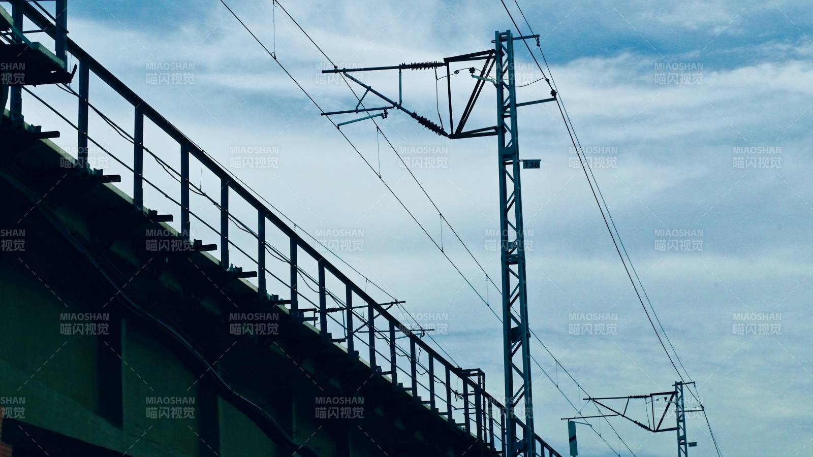 铁路桥与电线塔剪影图片