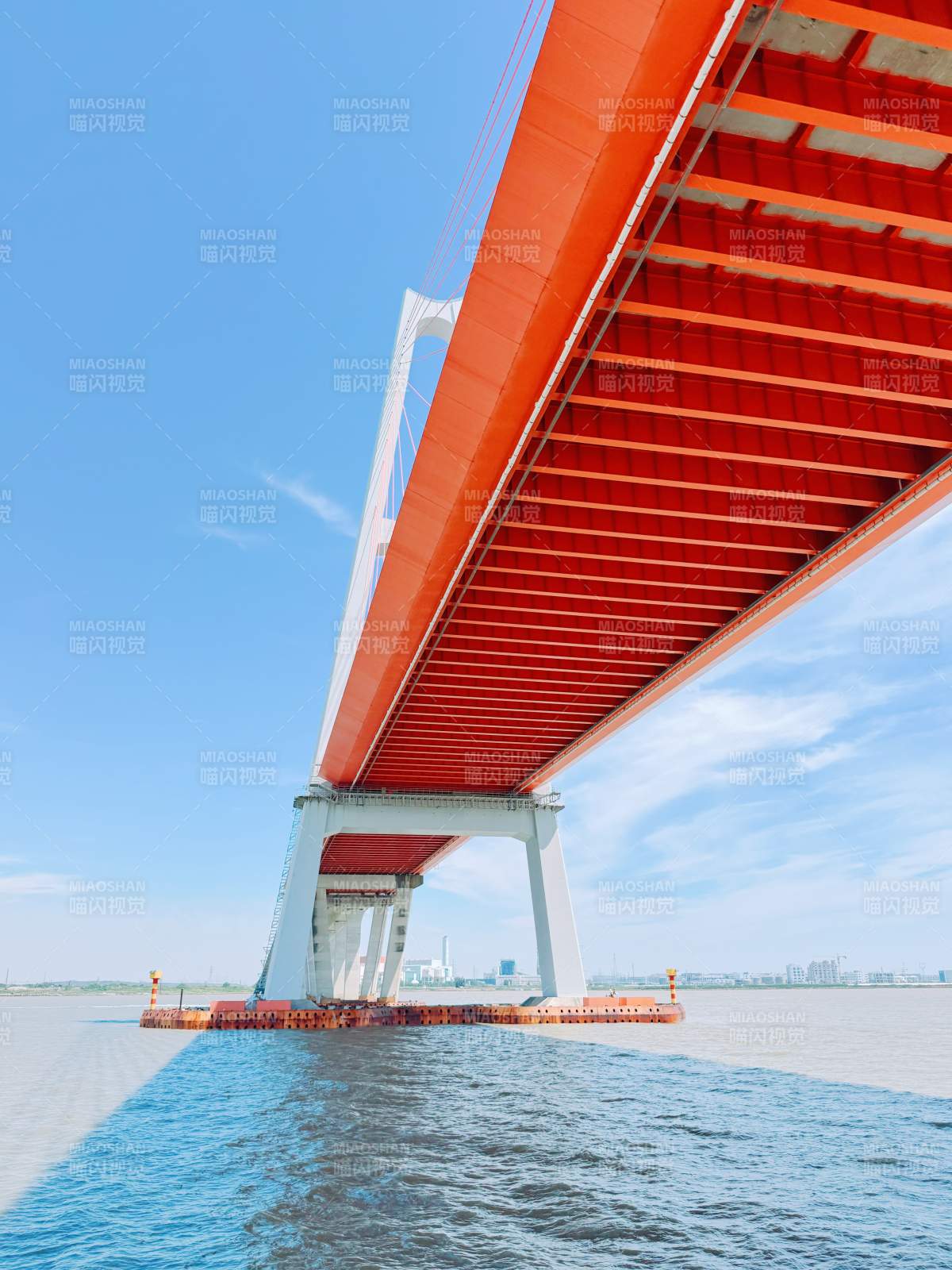 橙色大桥横跨水面图片
