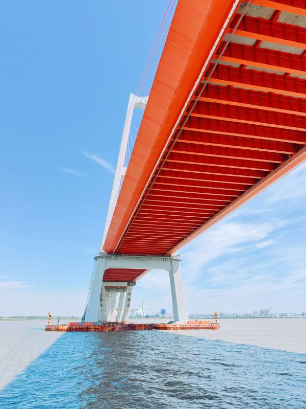 橙色大桥横跨水面图片