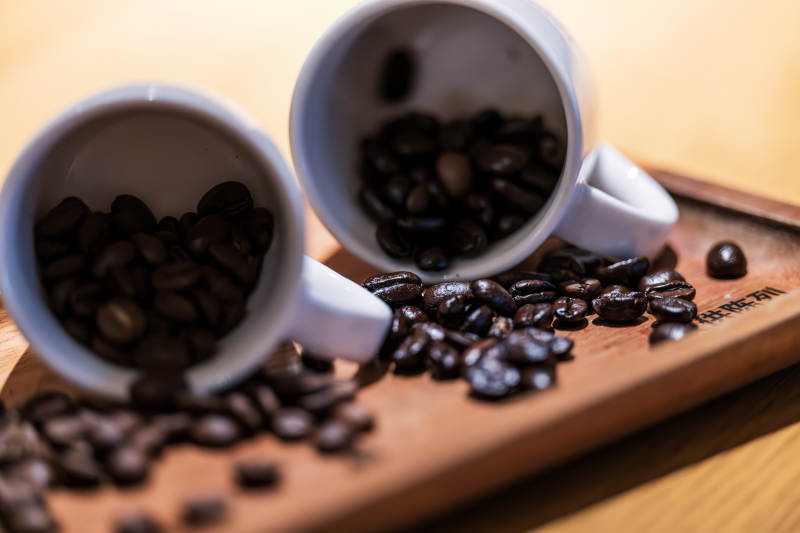 咖啡豆与杯的邂逅图片