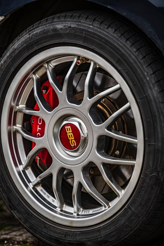 BBS轮毂与红色刹车卡钳图片