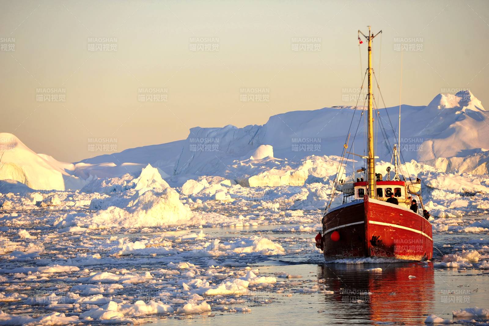 格陵兰岛 午夜巡航极昼 冰川间的红色渔船图片