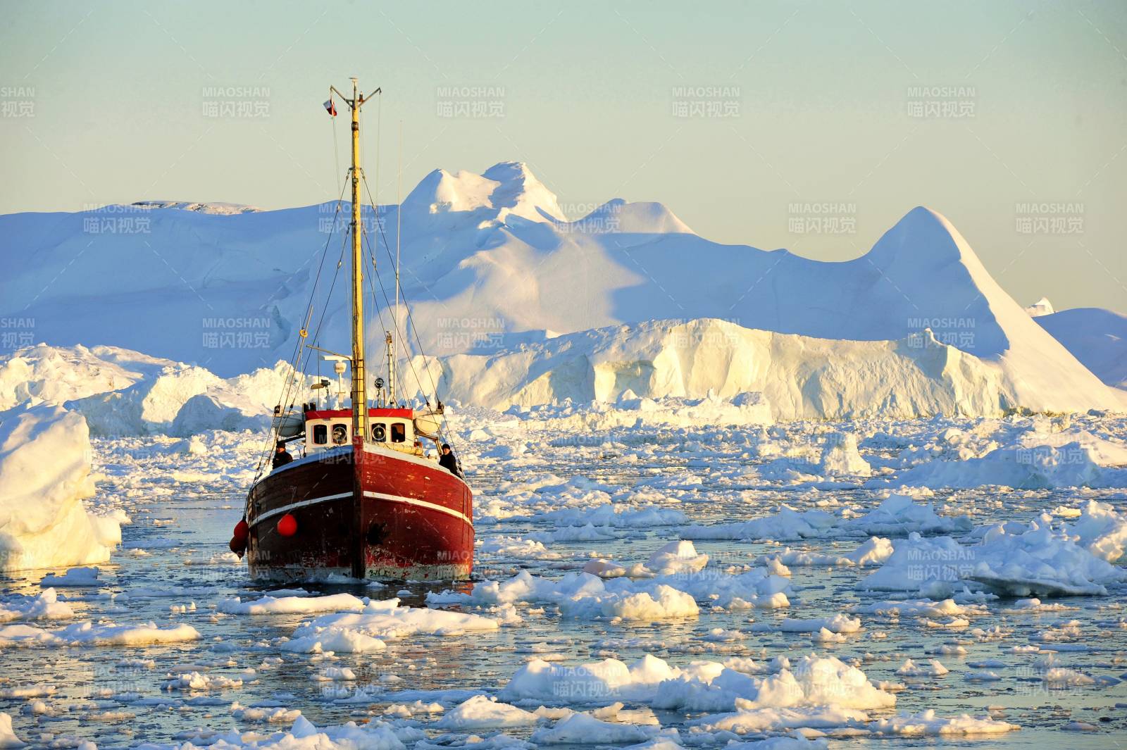 格陵兰岛 午夜巡航极昼 冰川间的红色渔船图片
