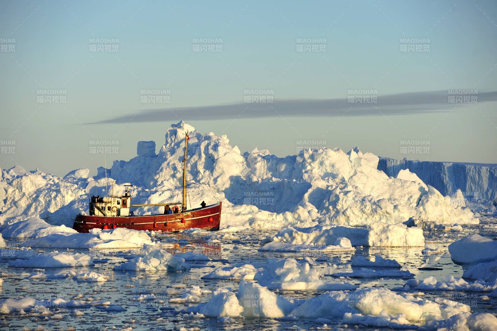 格陵兰岛 午夜巡航极昼 冰川间的红色小船图片