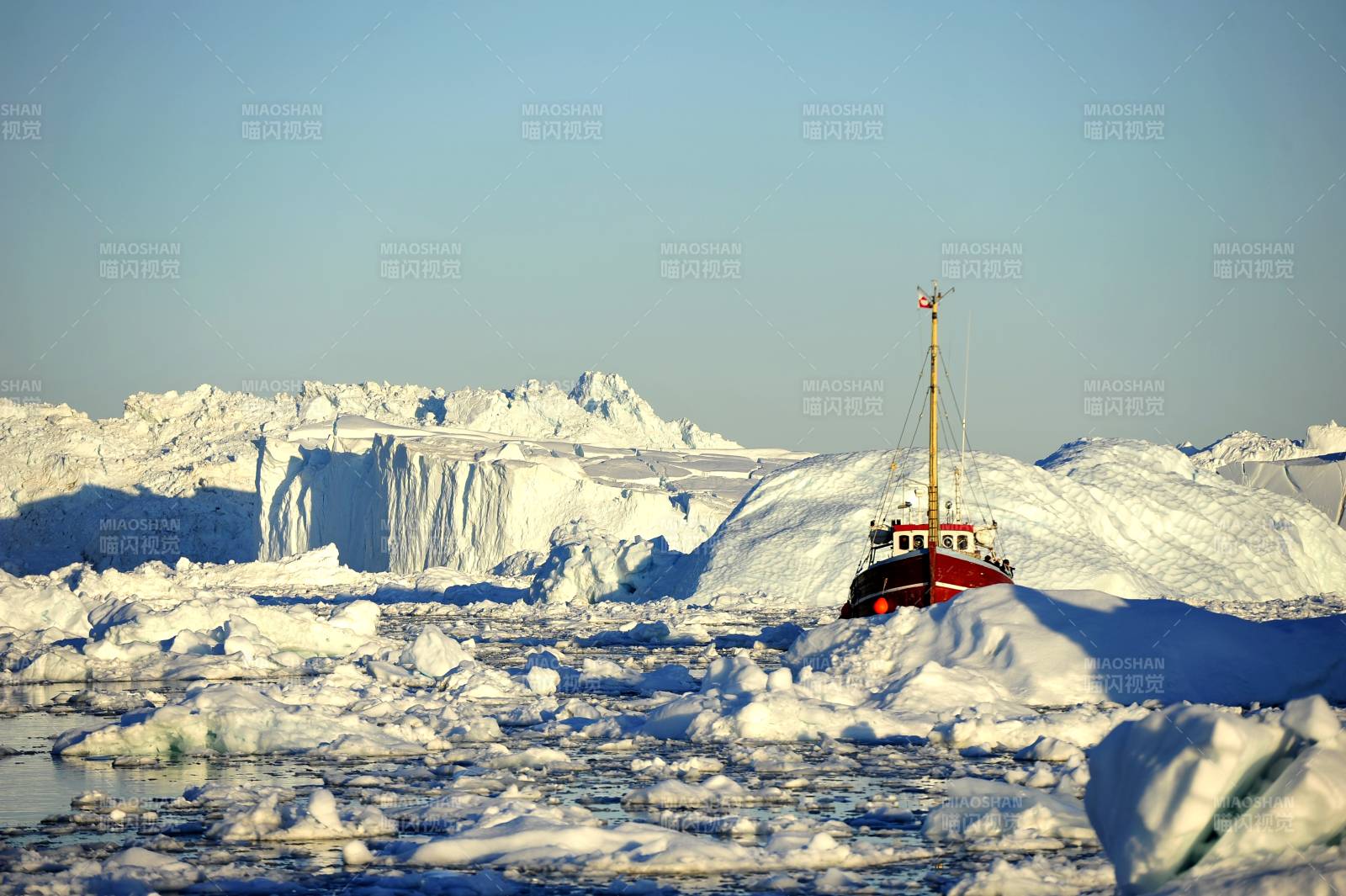 格陵兰岛 午夜巡航极昼 冰川中的红色船只图片
