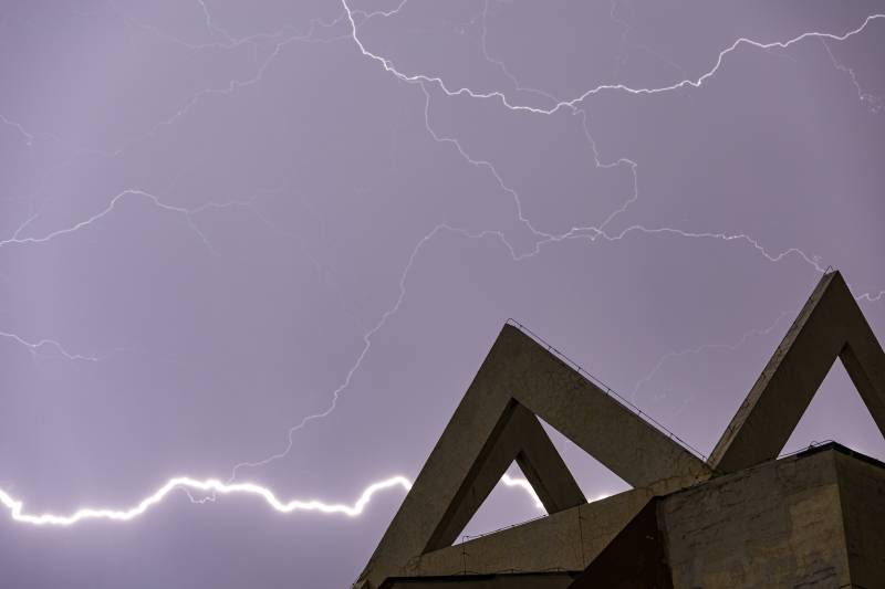 雷电划破夜空 建筑剪影图片