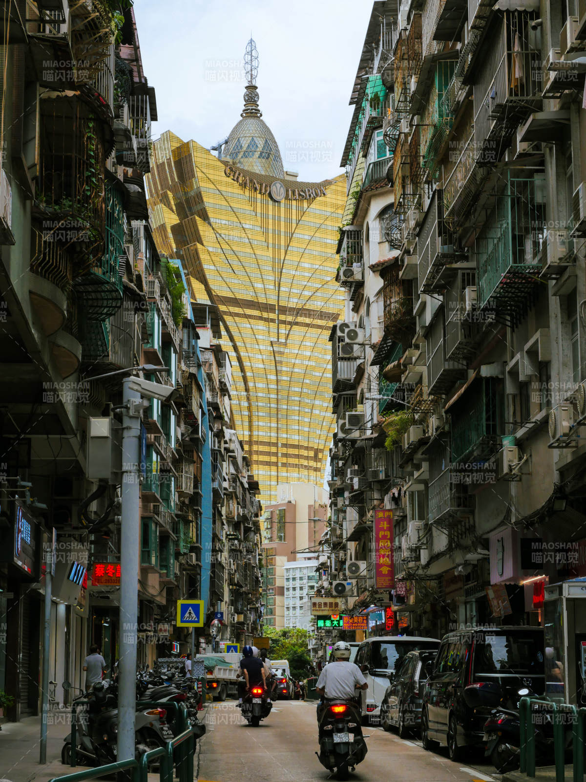 澳门街巷与金光璀璨酒店图片