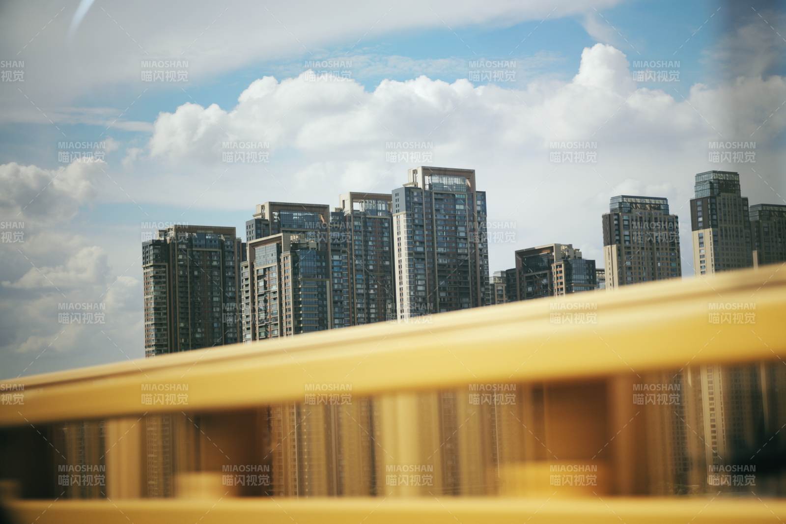 城市高楼与蓝天白云图片