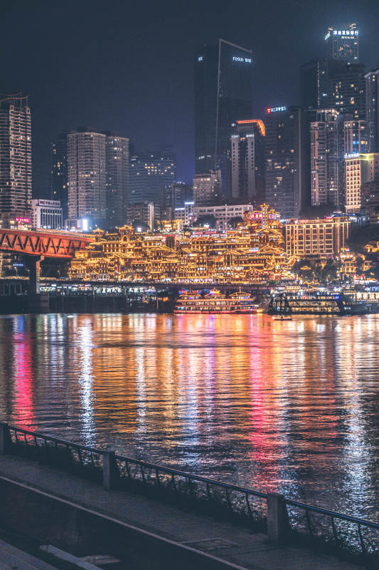 重庆洪崖洞夜景江畔灯火辉煌图片