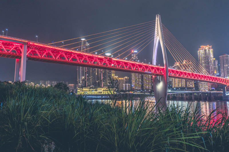 重庆夜景中的千厮门大桥图片