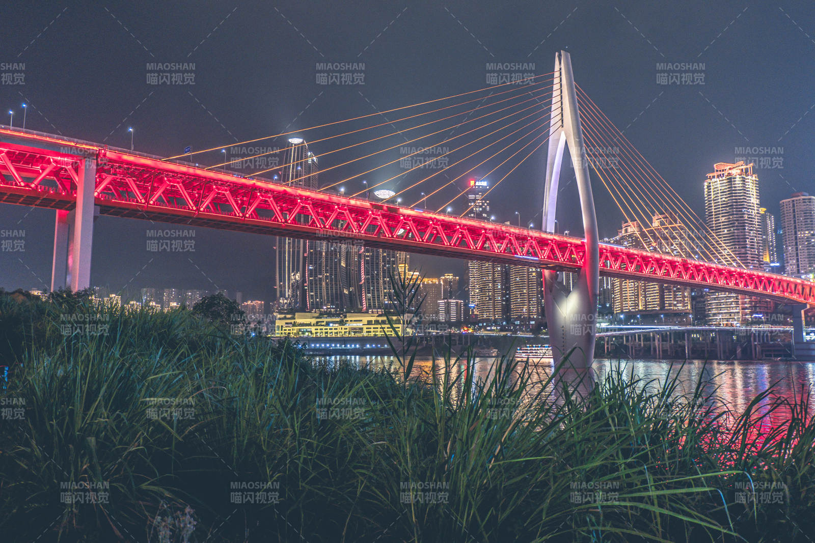 重庆夜景中的千厮门大桥图片