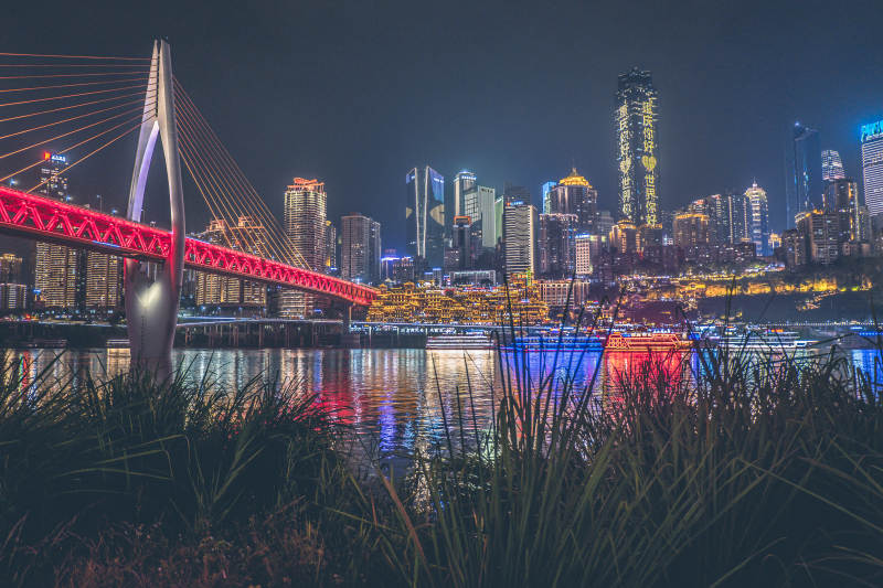 重庆夜景下的千厮门大桥与洪崖洞图片
