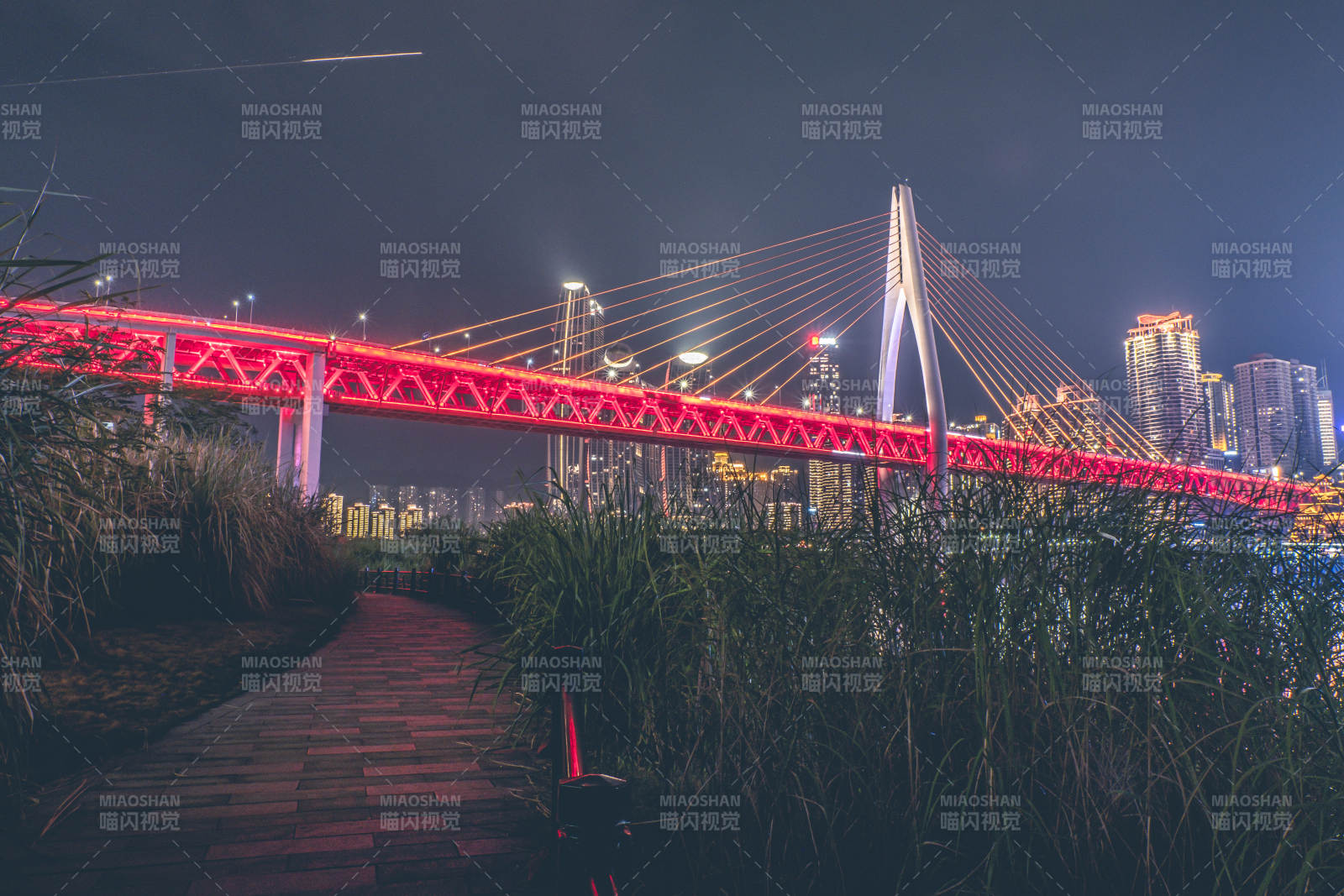 重庆夜色中的千厮门大桥图片