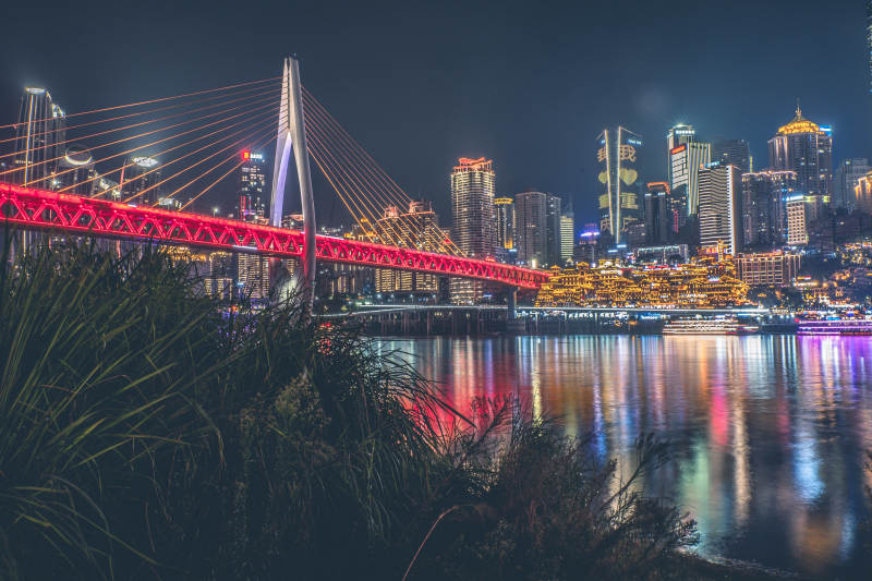 重庆夜景中的千厮门大桥与洪崖洞图片