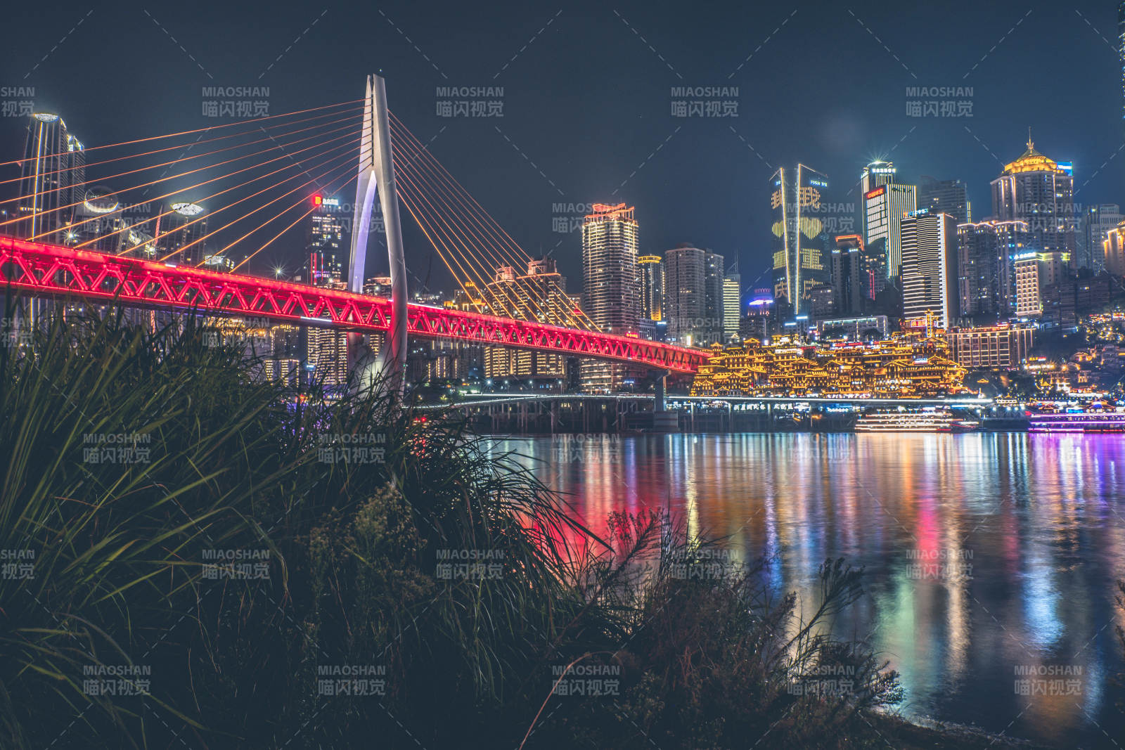 重庆夜景中的千厮门大桥与洪崖洞图片