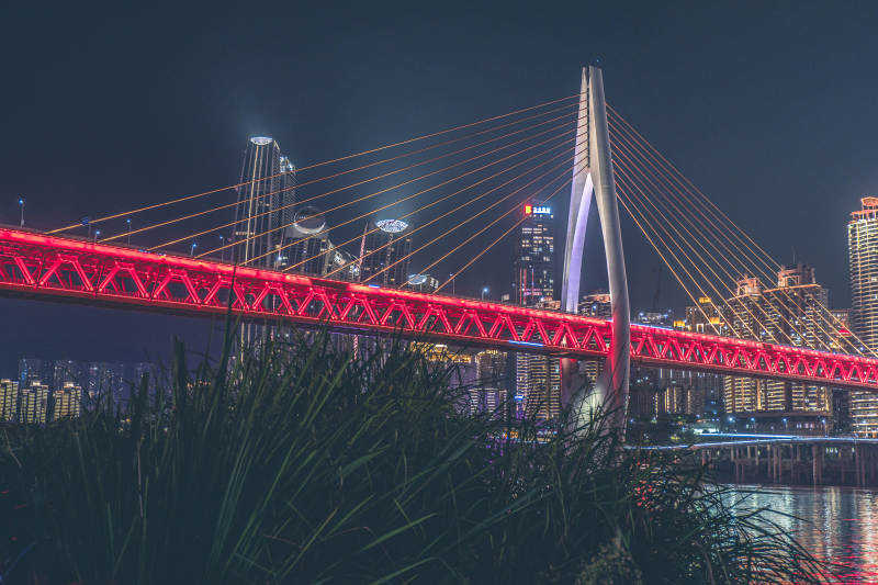 夜景中的重庆千厮门大桥图片