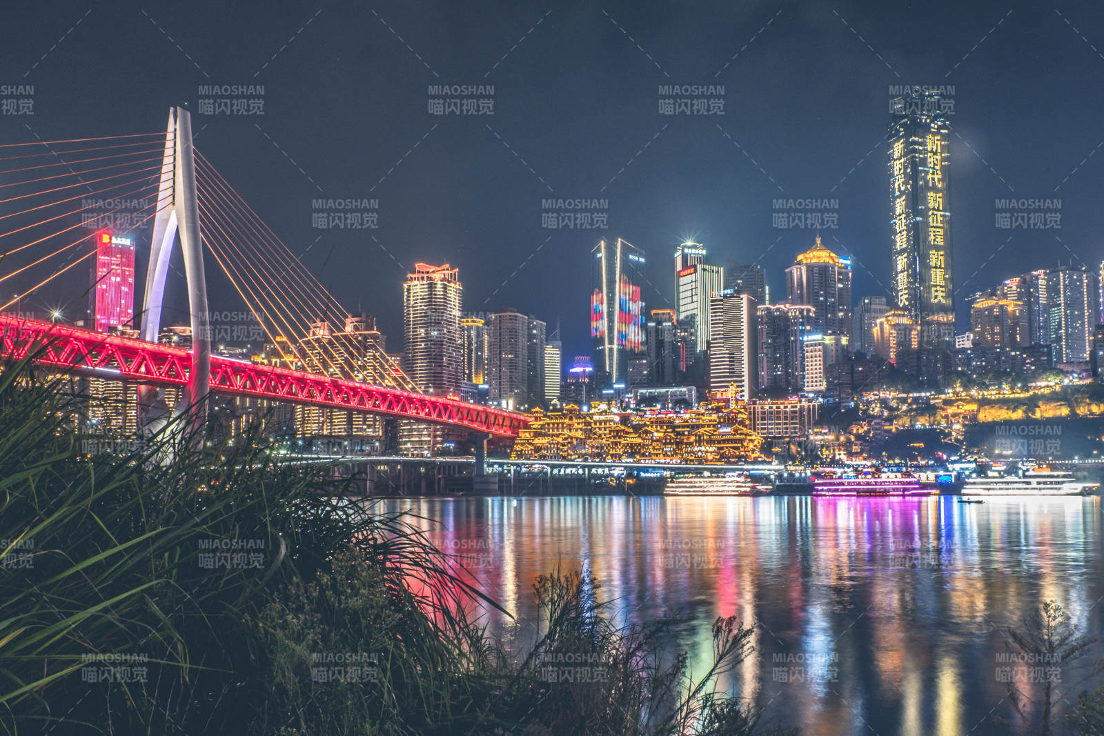 夜景下的千厮门大桥与洪崖洞图片