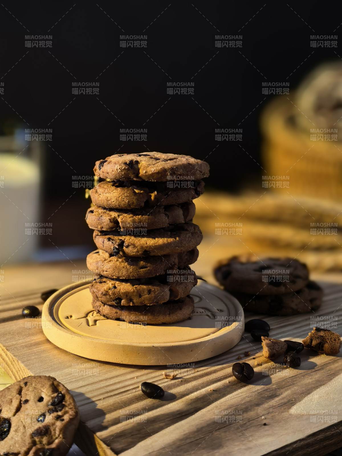 巧克力豆饼干堆叠特写图片