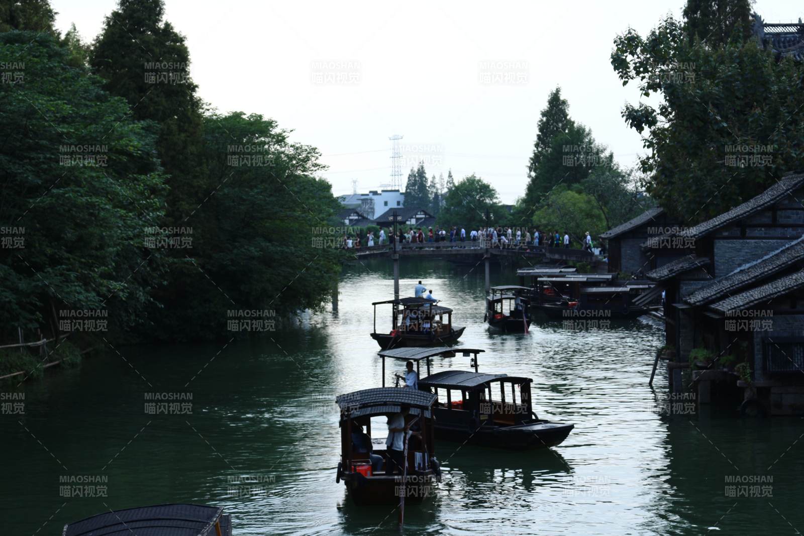 浙江乌镇 水乡古镇 小舟悠悠图片