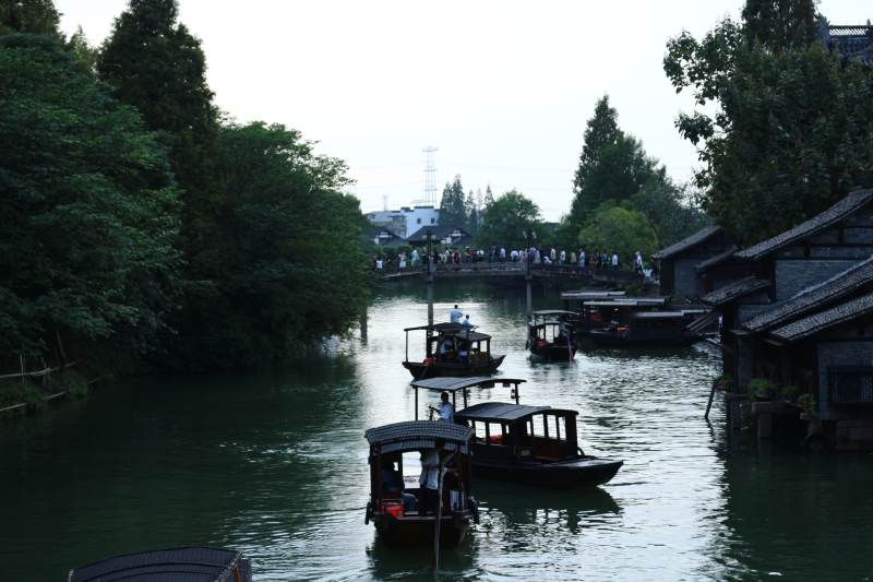 浙江乌镇 水乡古镇 小舟悠悠图片