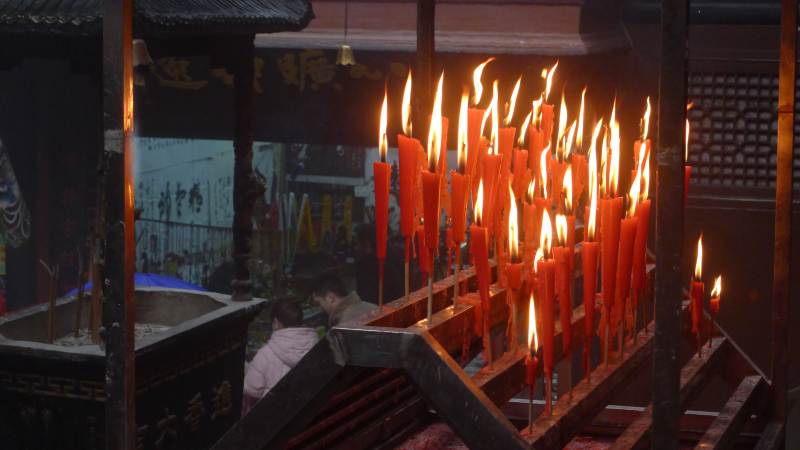 庙宇烛光 祈福氛围浓图片