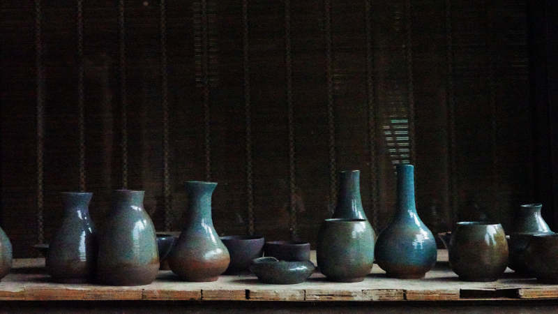 古朴陶瓷瓶排列展示图片