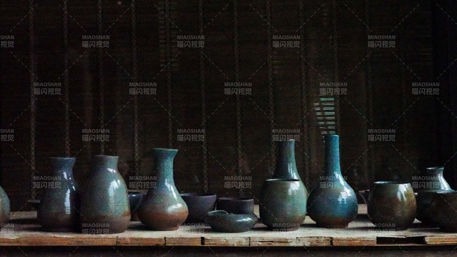 古朴陶瓷瓶排列展示图片