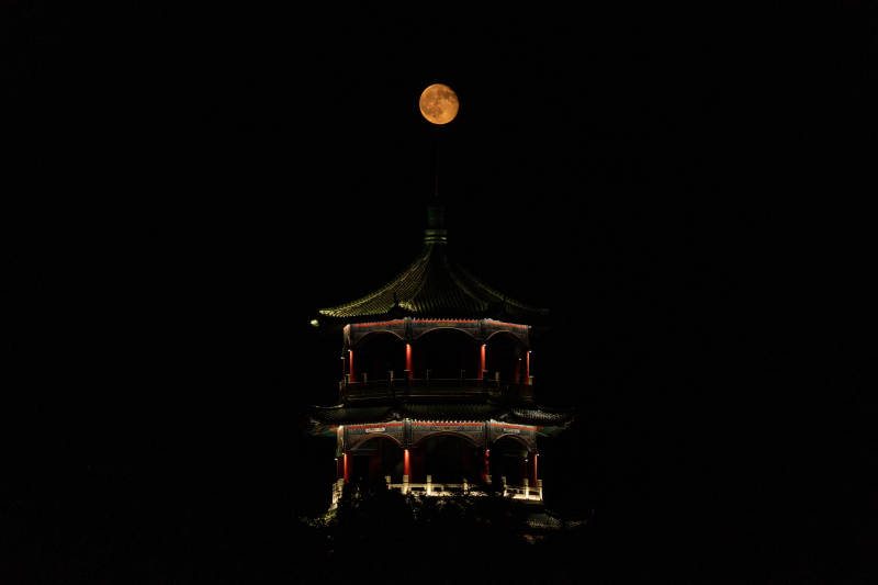 莱西月湖公园揽月楼悬月图片