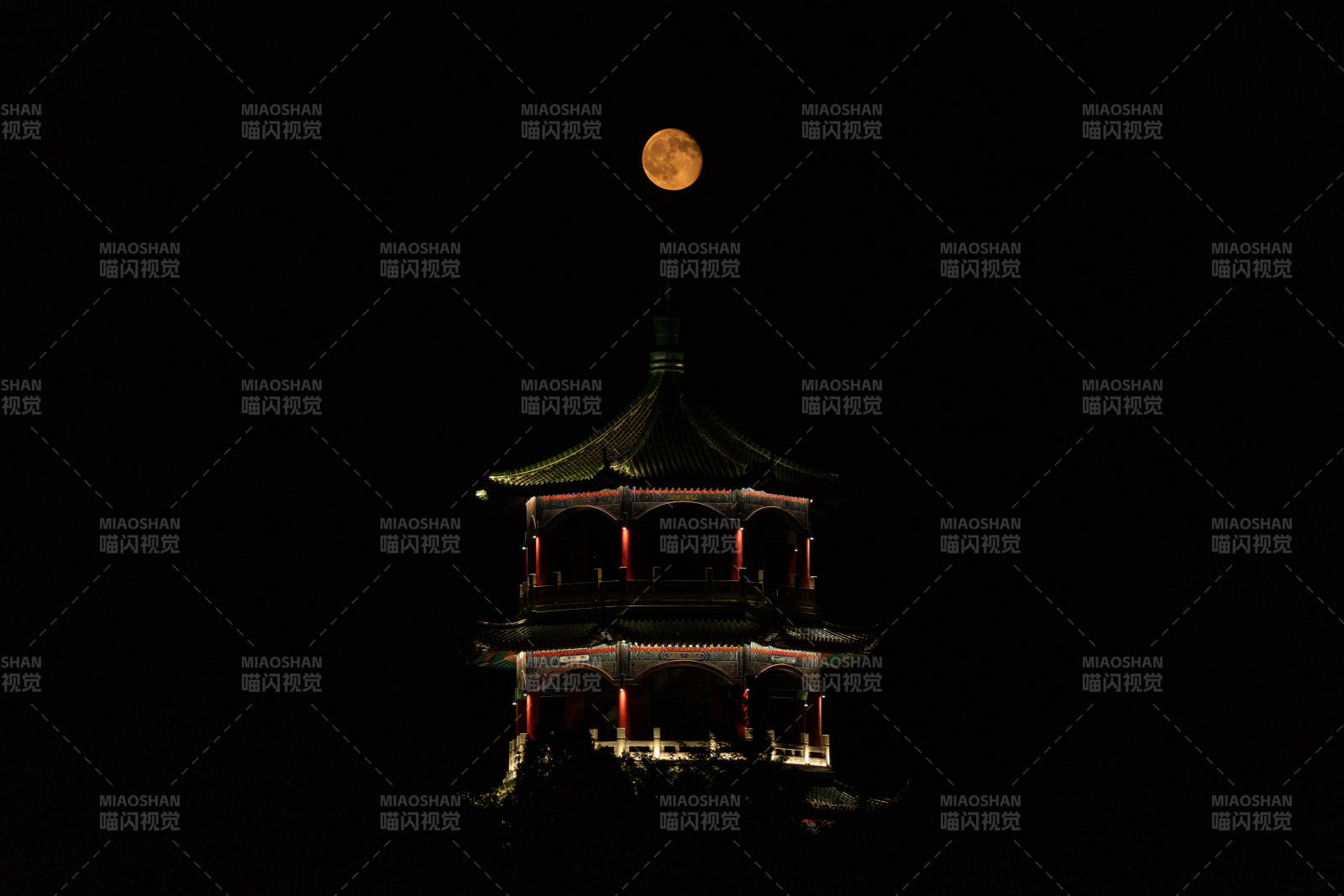 莱西月湖公园揽月楼悬月图片