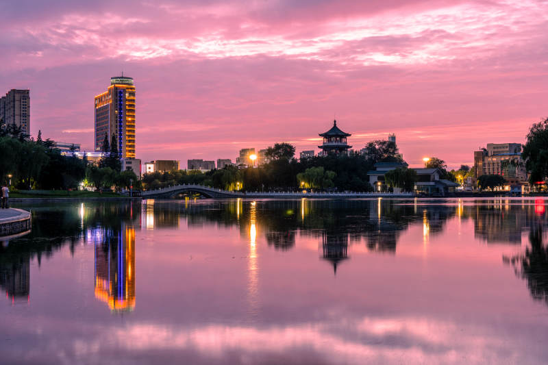 莱西月湖公园夕阳映城景图片