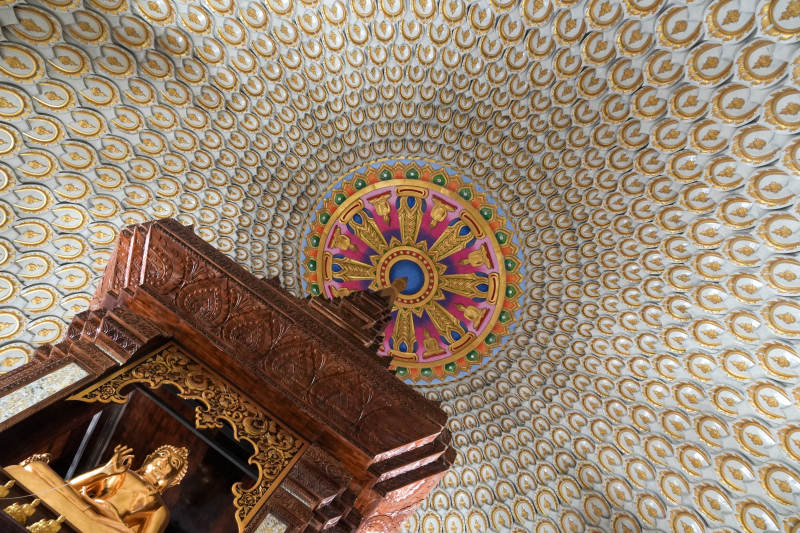 华丽寺庙穹顶与佛像--西双版纳曼磊佛塔图片