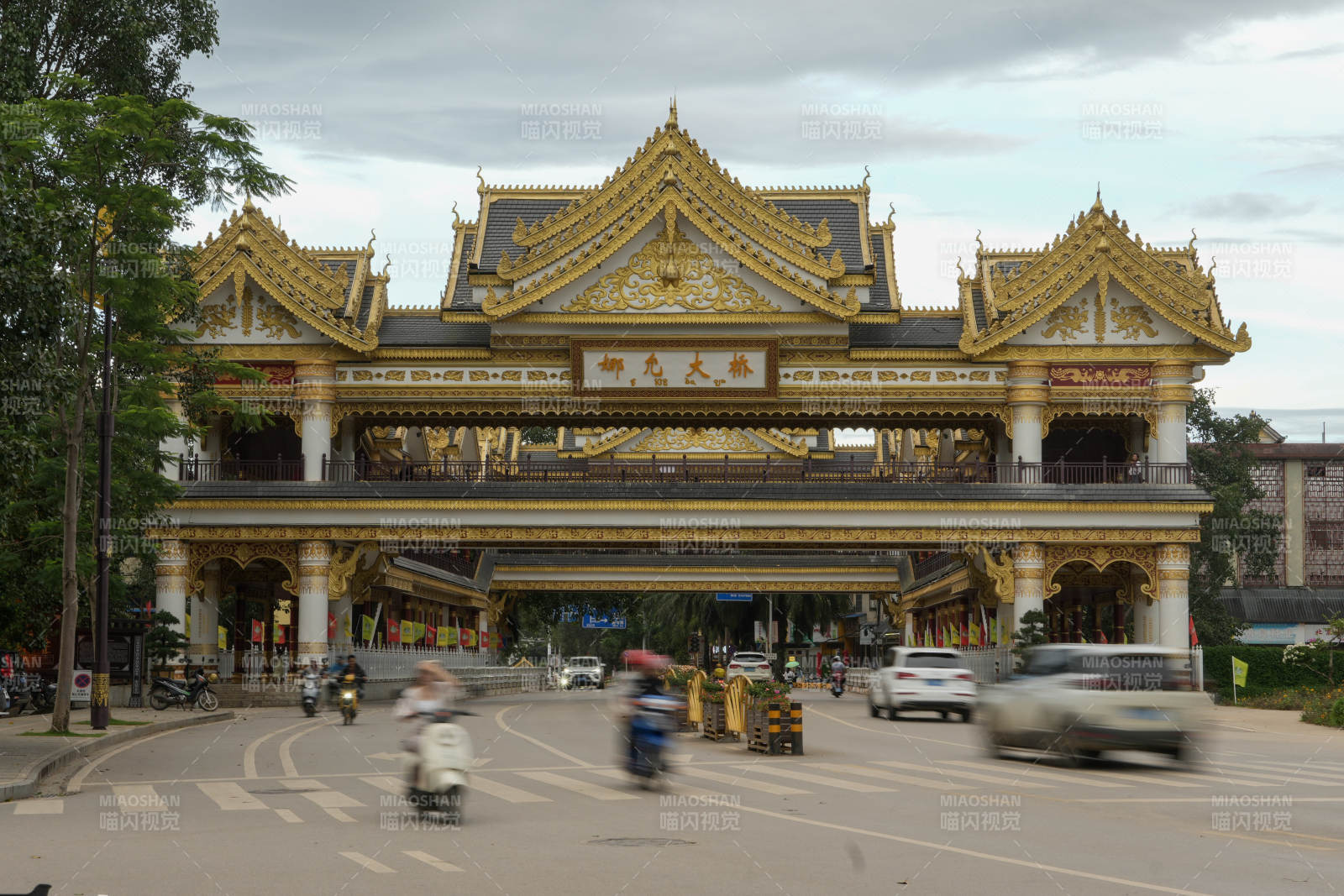 金碧辉煌的寺庙建筑--孟连县娜允大桥图片