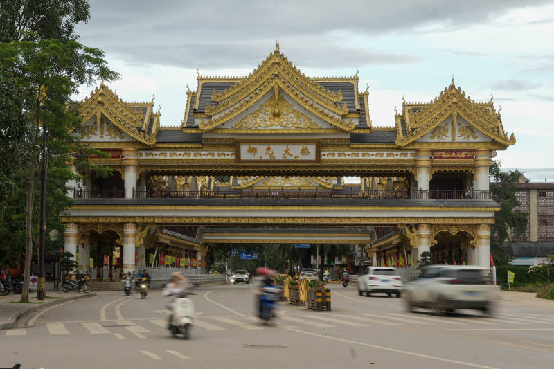 金碧辉煌的寺庙建筑--孟连县娜允大桥图片