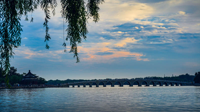 颐和园十七孔桥晚景图片