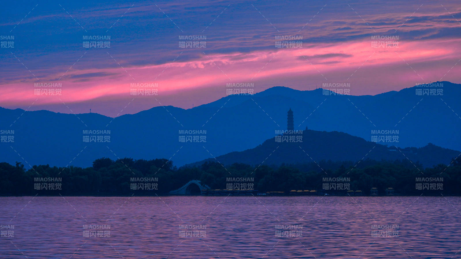 颐和园昆明湖畔夕阳映山塔影图片