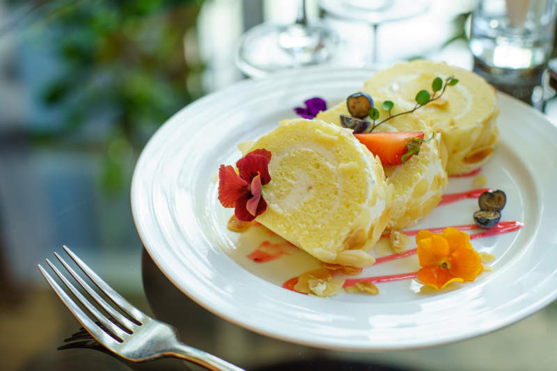 奶油蛋糕卷配花饰图片