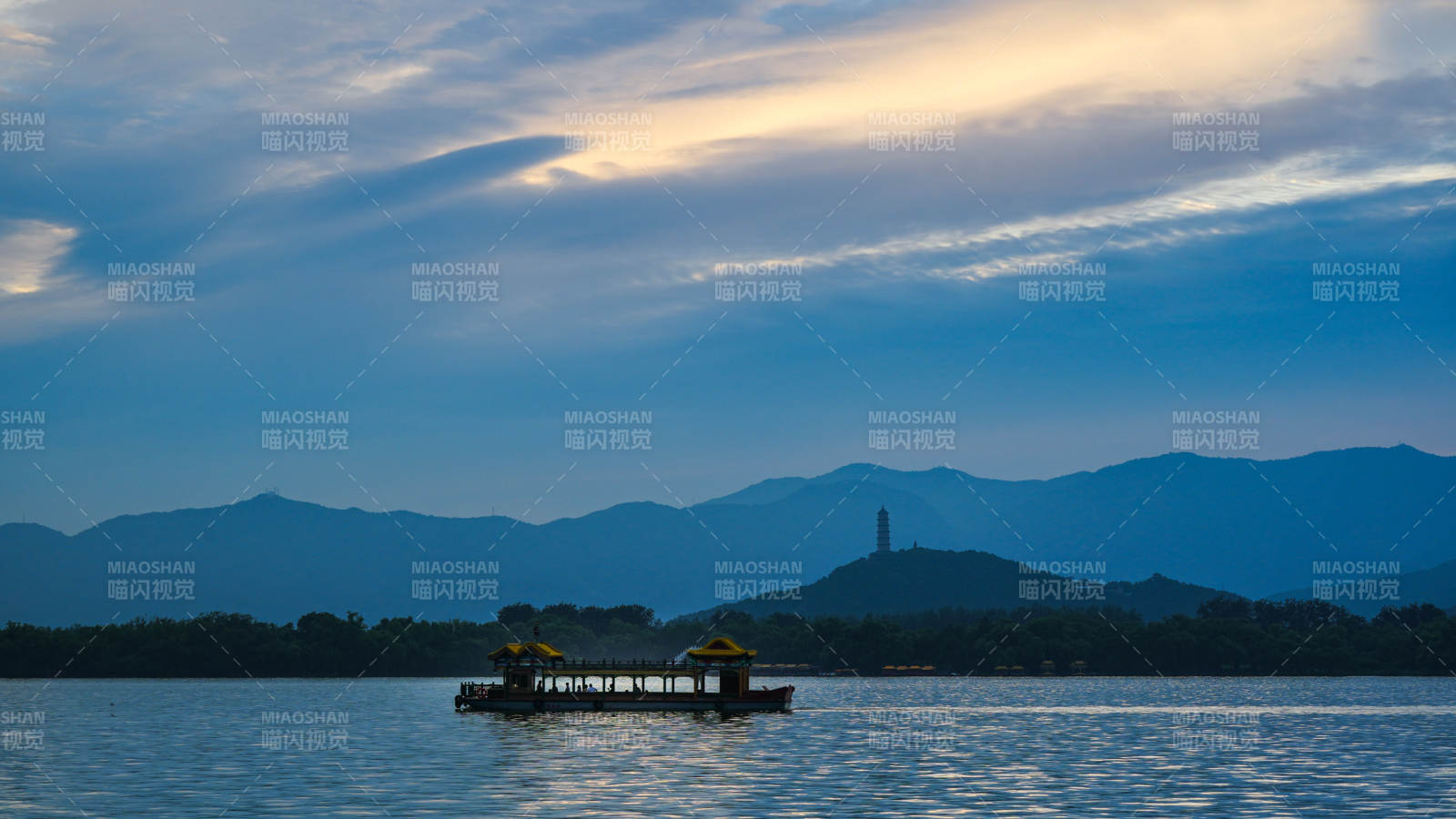颐和园昆明湖上泛舟 远山暮色图片