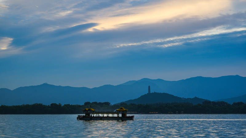 颐和园昆明湖上泛舟 远山暮色图片