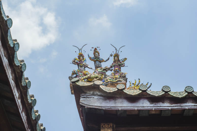 诏安古建筑屋脊上的彩塑装饰图片