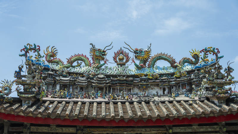 华丽的中式建筑屋顶装饰剪瓷雕图片