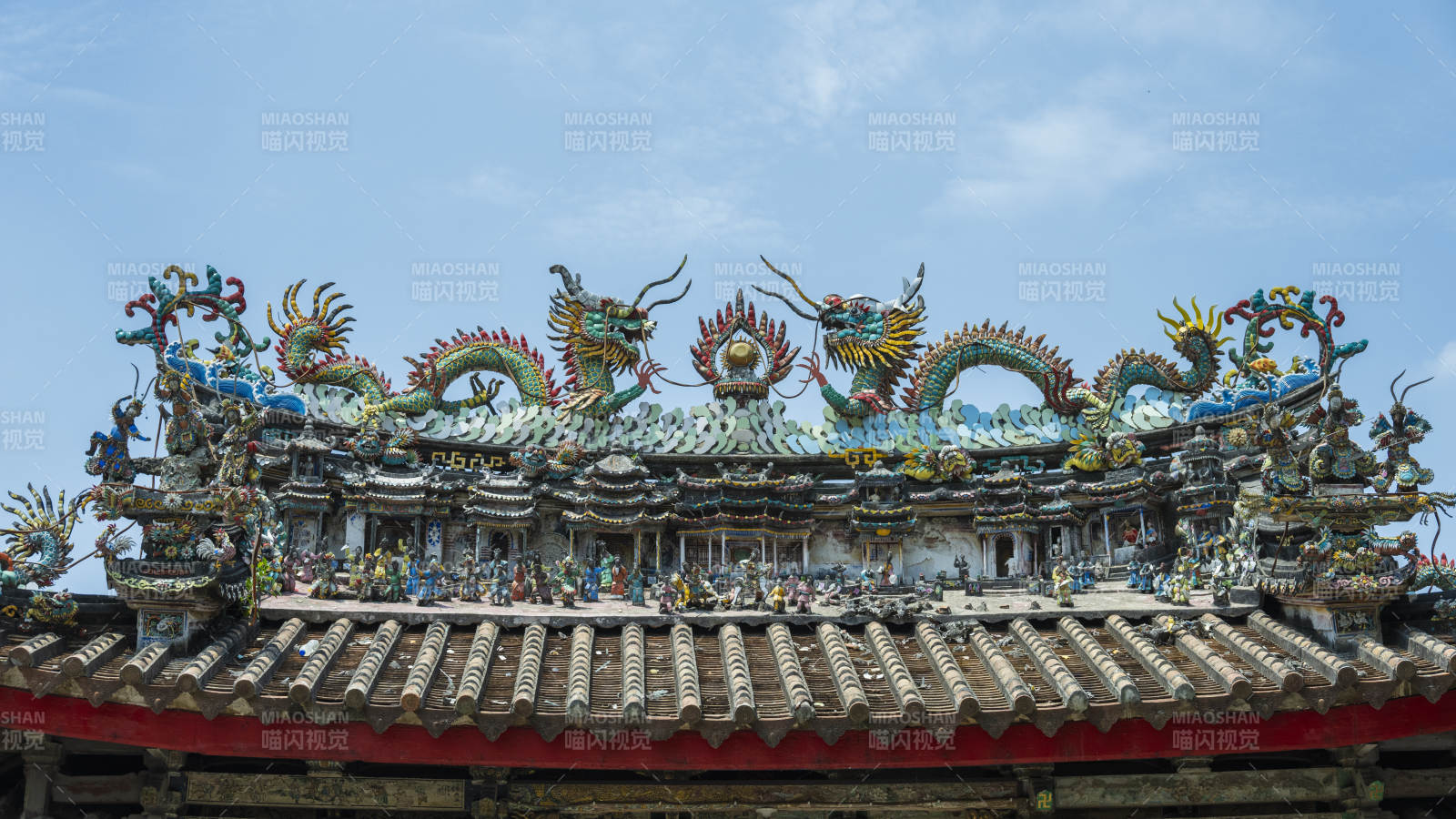 华丽的中式建筑屋顶装饰剪瓷雕图片