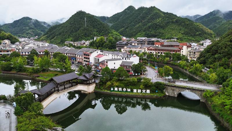 中国浙江杭州淳安县-千岛湖高铁小镇图片