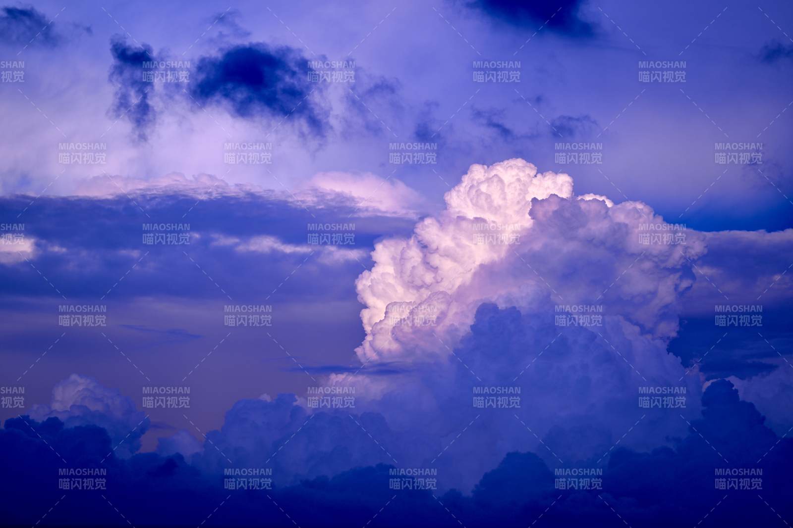 紫色天空中的云朵奇观图片