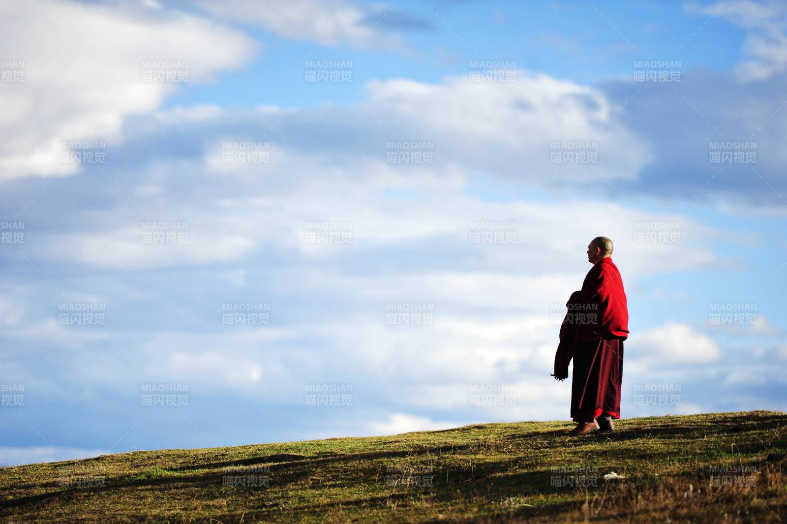 草原上的僧侣与孩子图片