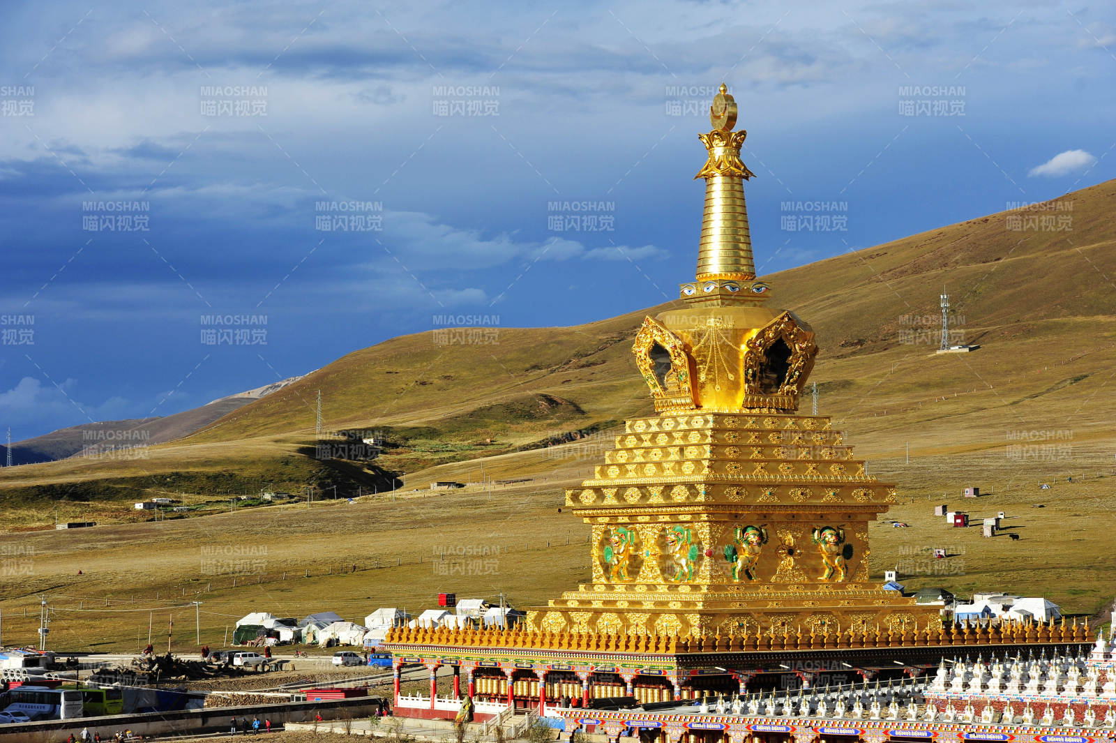 金色佛塔映草原风光--亚青寺图片